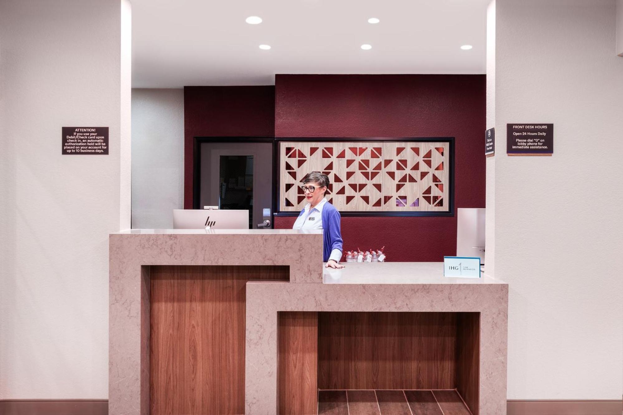 Candlewood Suites Fayetteville By Ihg Экстерьер фото